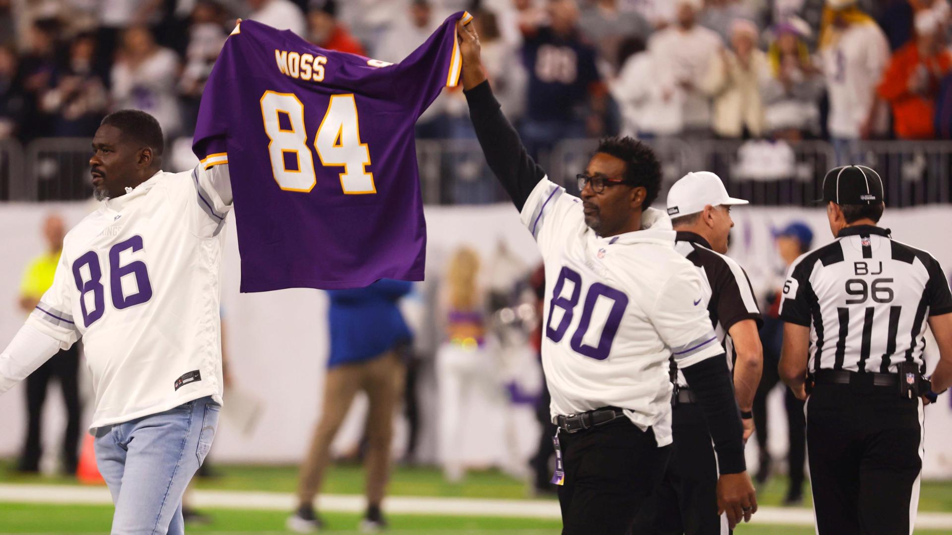 Randy Moss shown love by former teammates Cris Carter, Jake Reed