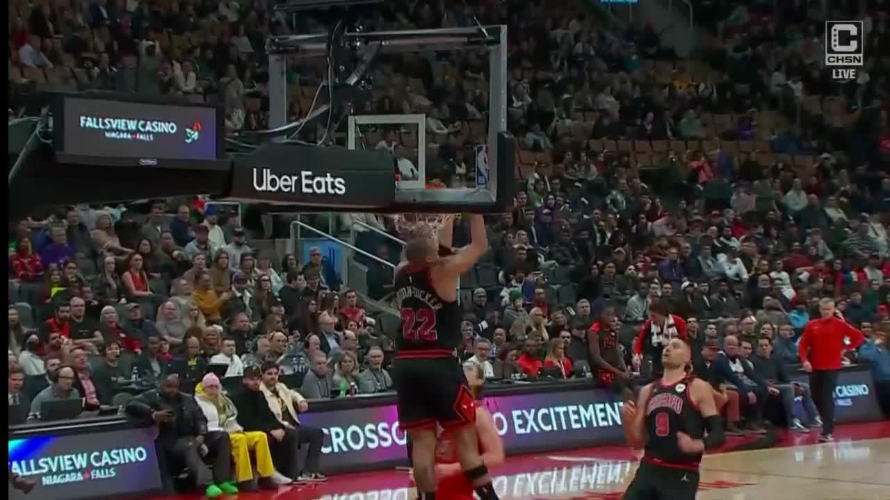 Lonzo feeds THT for a reverse alley-oop jam