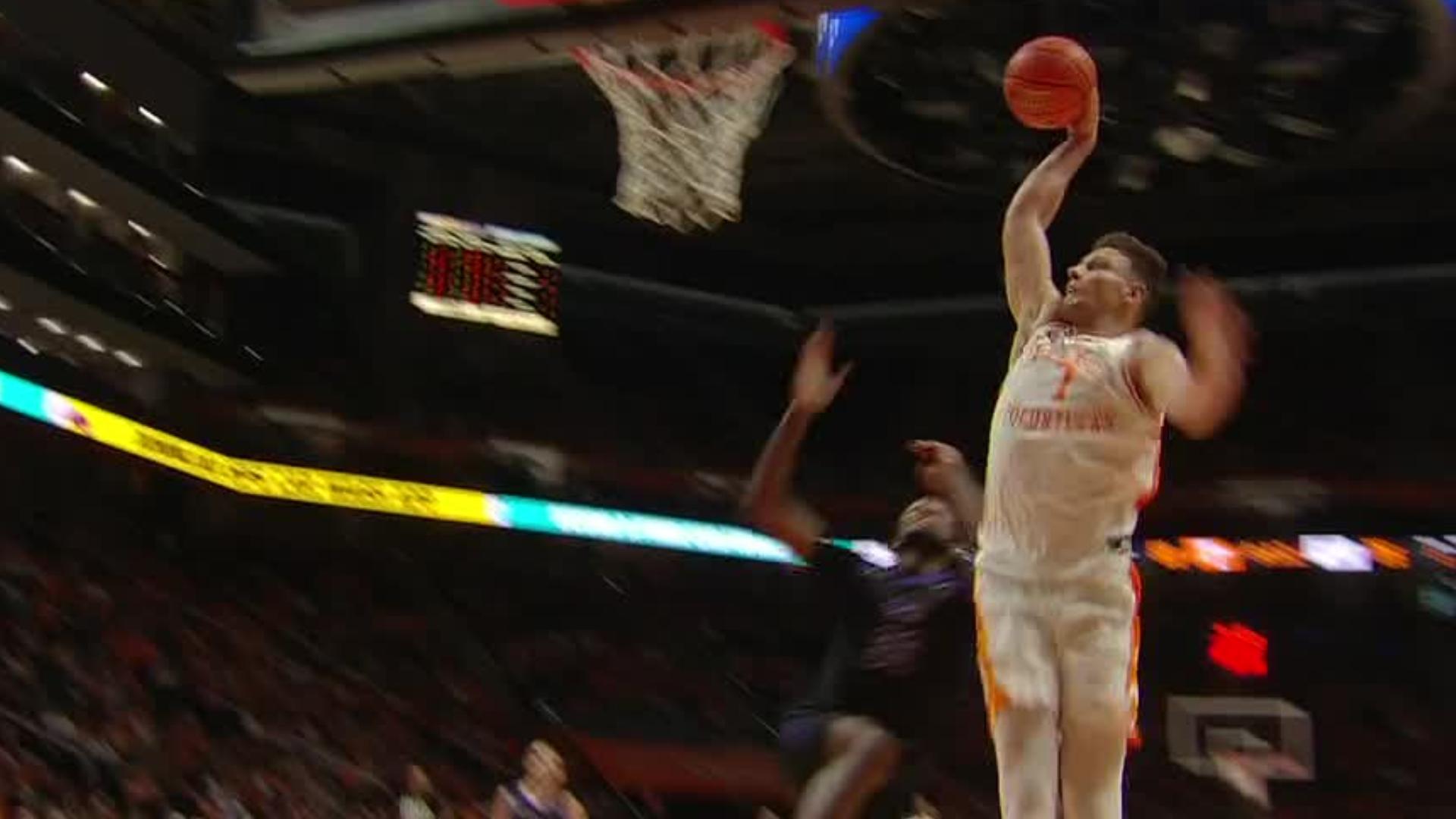 Tennessee's Igor Milicic Jr. throws down powerful one-handed flush