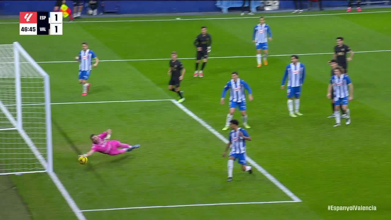 Diego López scores goal for Valencia