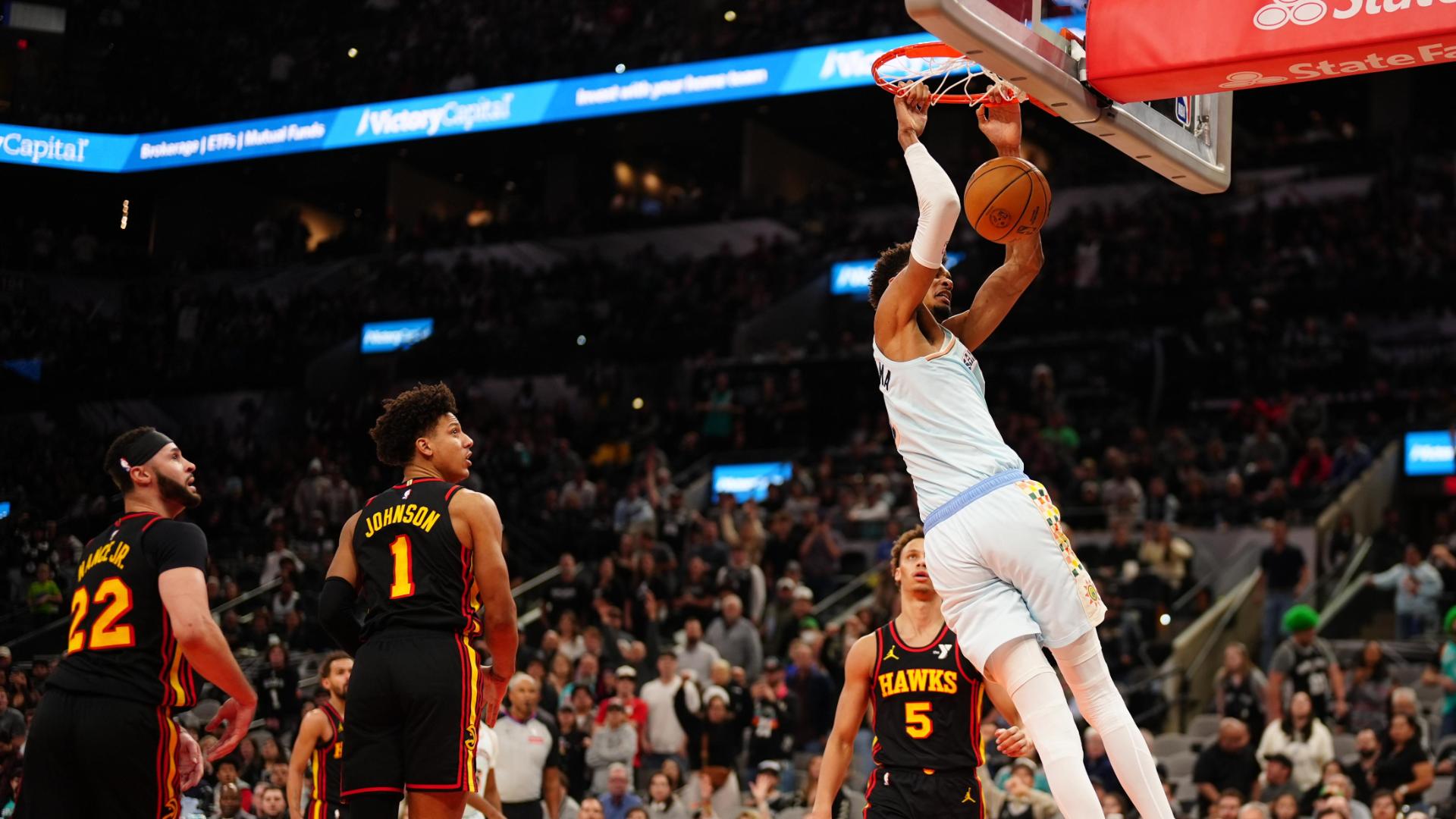 Wemby throws it off backboard for alley-oop to himself