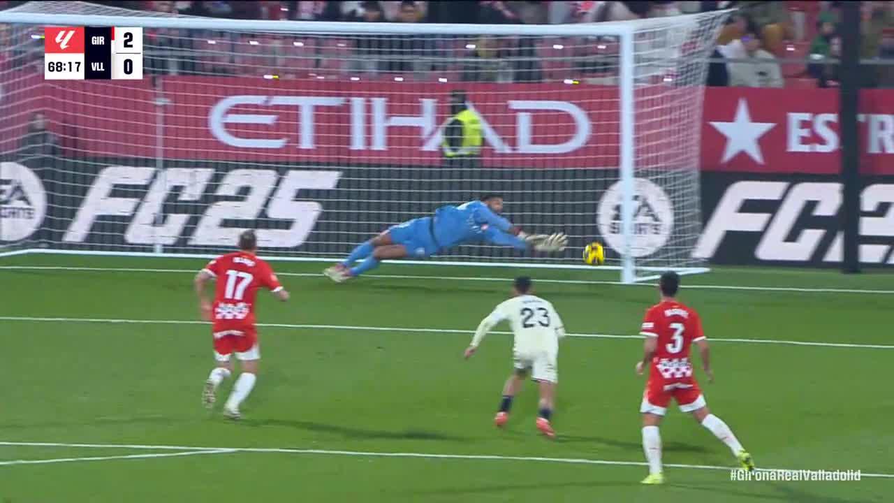 Paulo Gazzaniga makes a great save