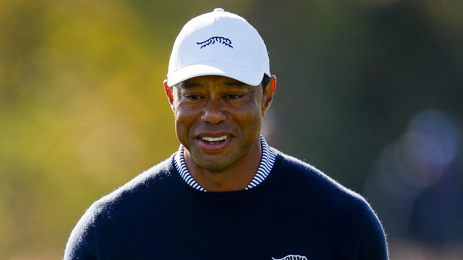 Tiger Woods sticks approach shot close, taps in birdie putt