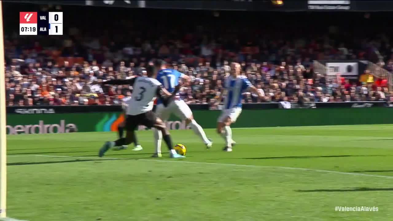 Carlos Martín slots in the goal for Alavés