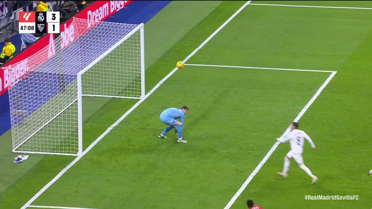 Thibaut Courtois makes a great save