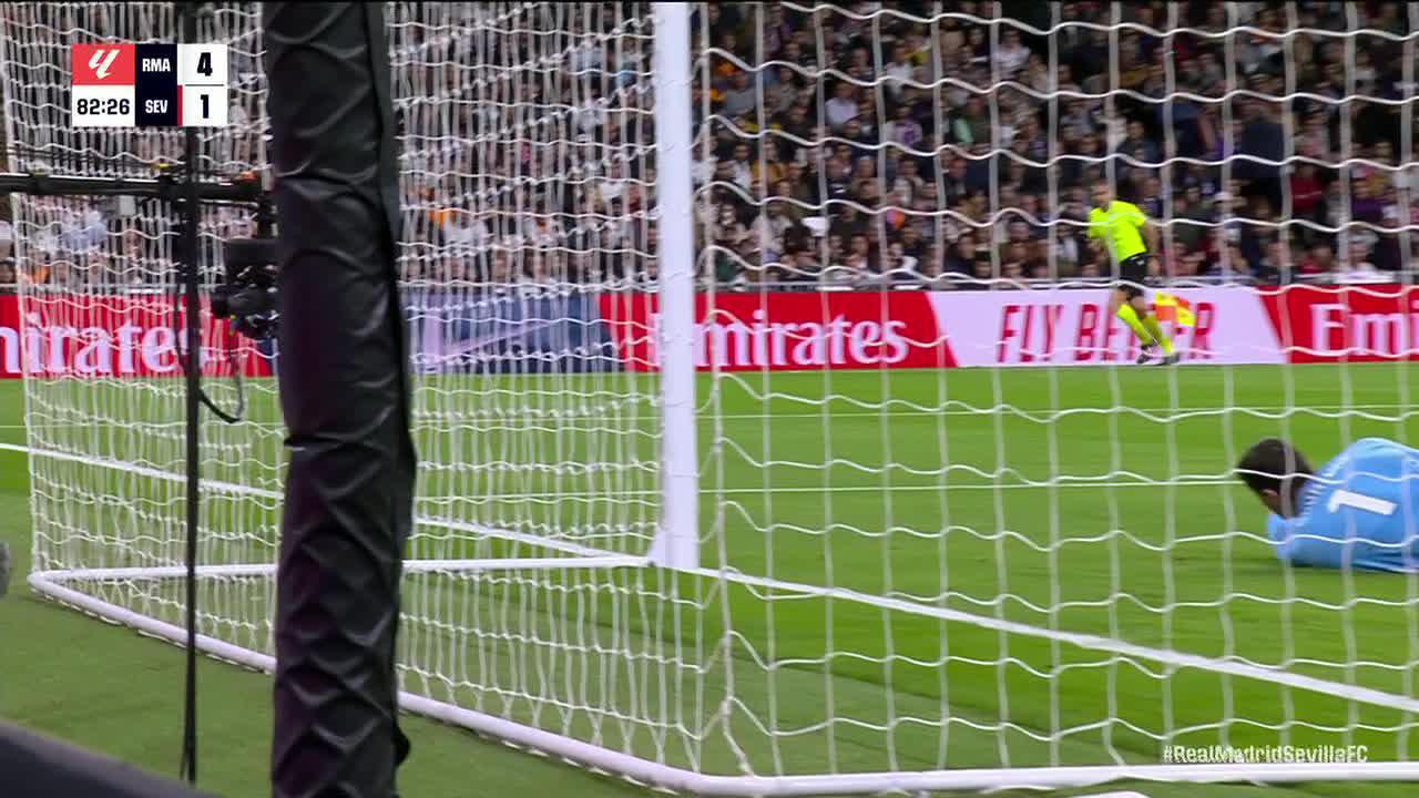 Thibaut Courtois makes a great save