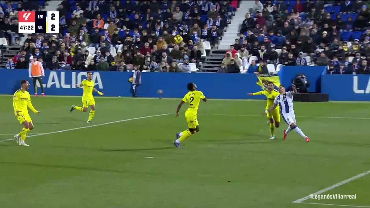 Luiz Júnior makes a great save