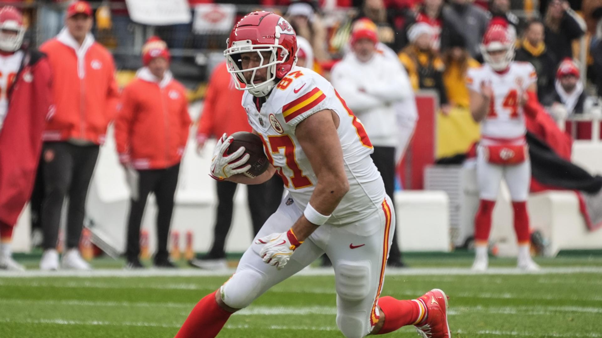 Travis Kelce fakes a lateral after his 1,000th career reception