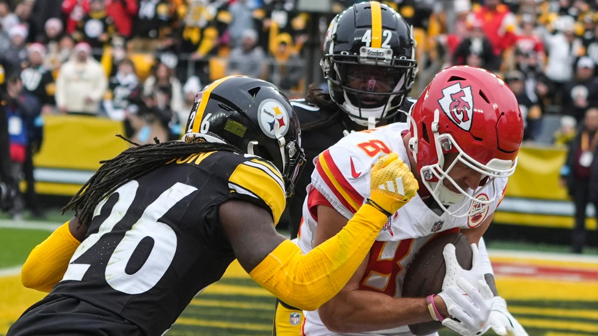 Patrick Mahomes connects with Justin Watson for a Chiefs TD