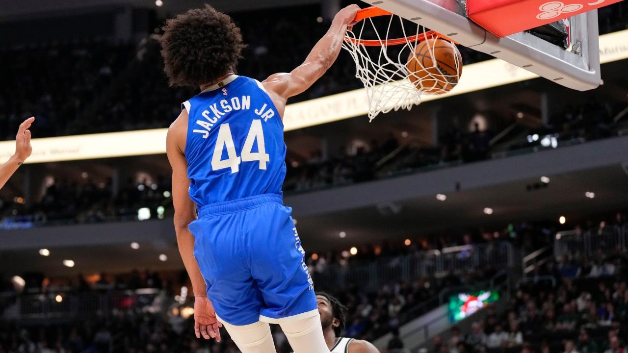 Andre Jackson Jr. has teammates in disbelief with putback jam