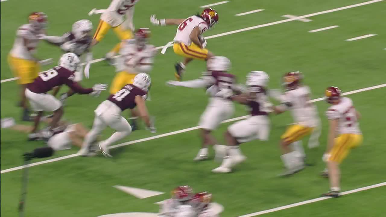 Makai Lemon leaps two defenders in must-see fashion