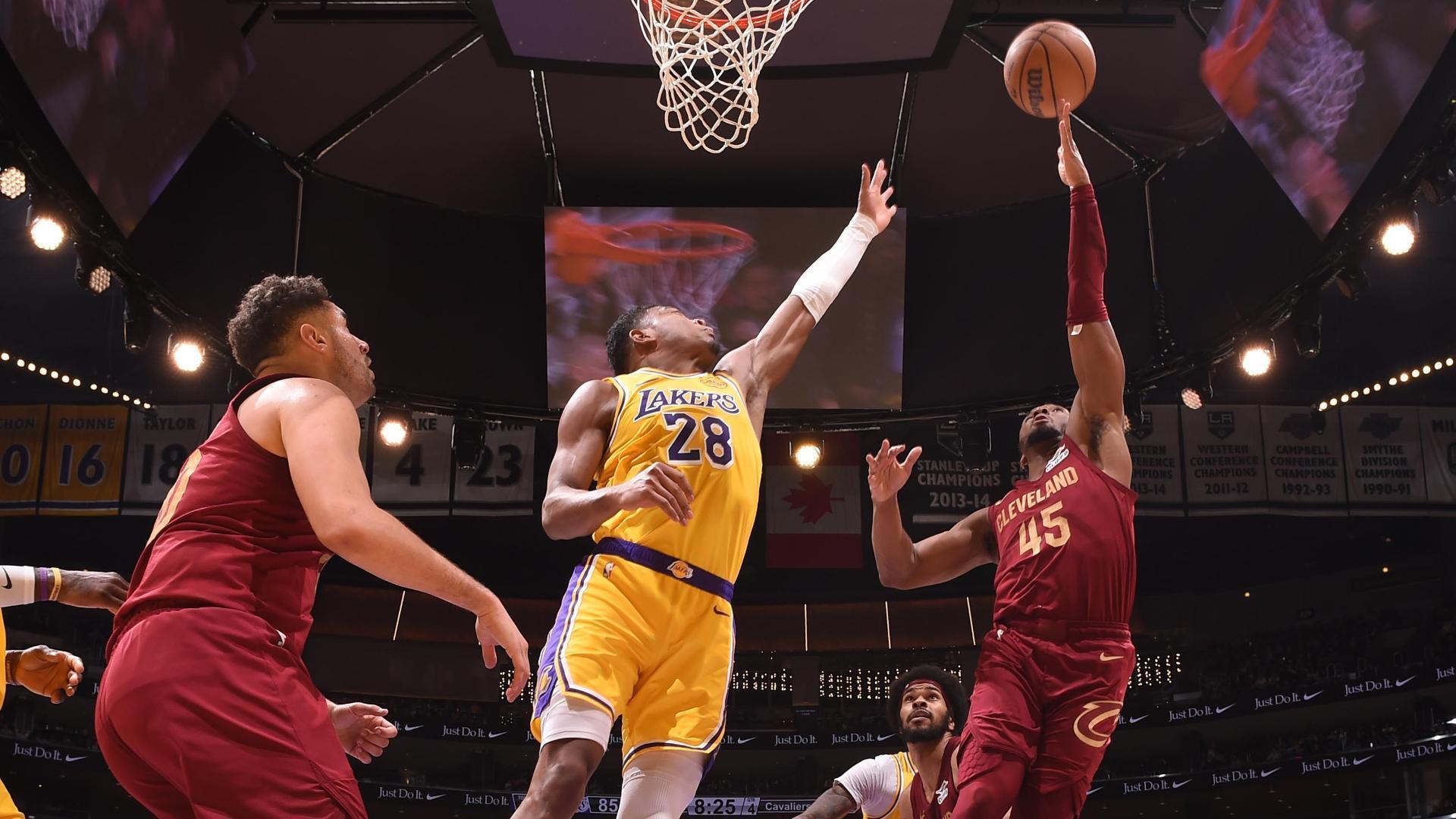 Donovan Mitchell banks in layup with his left hand