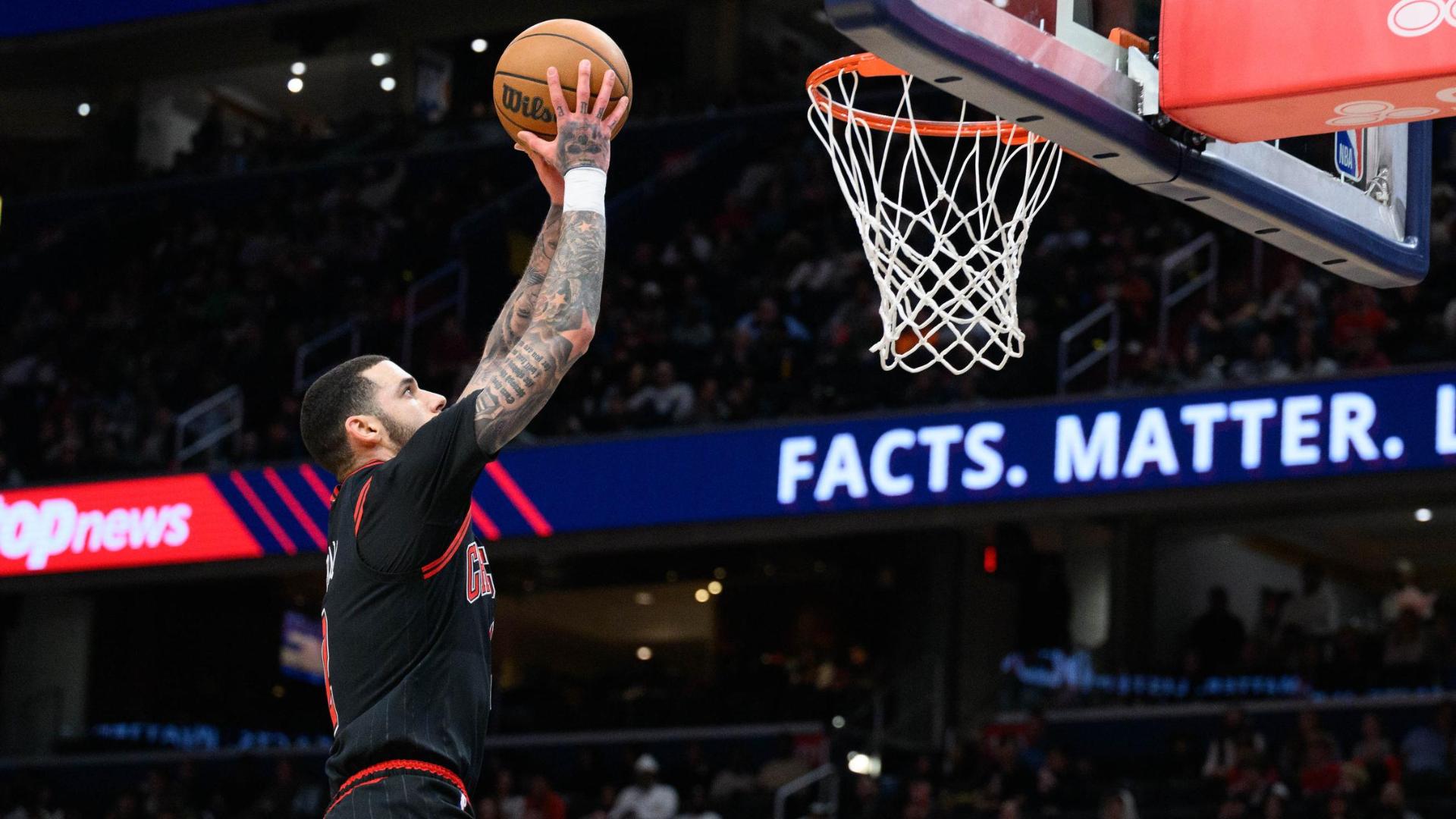 Lonzo Ball throws down first dunk in three years