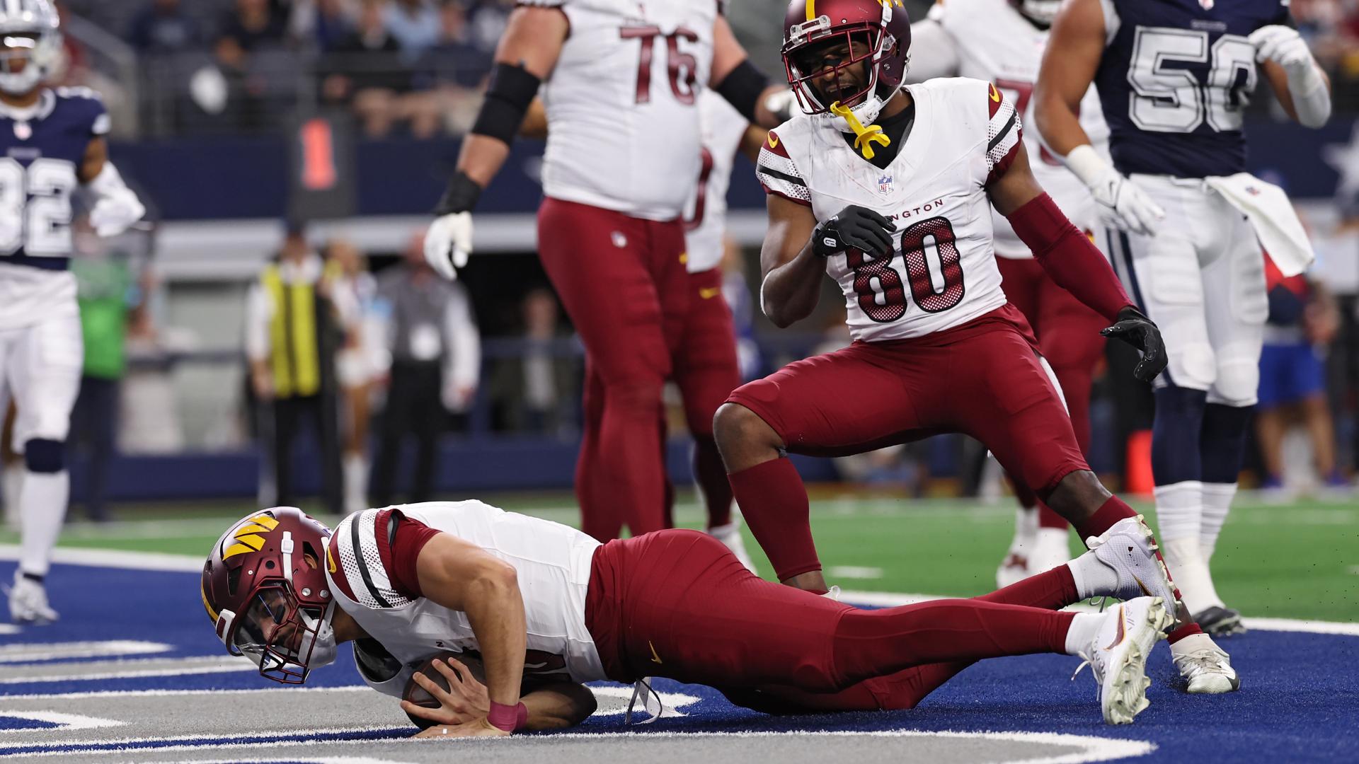 Marcus Mariota dives into the end zone for a TD