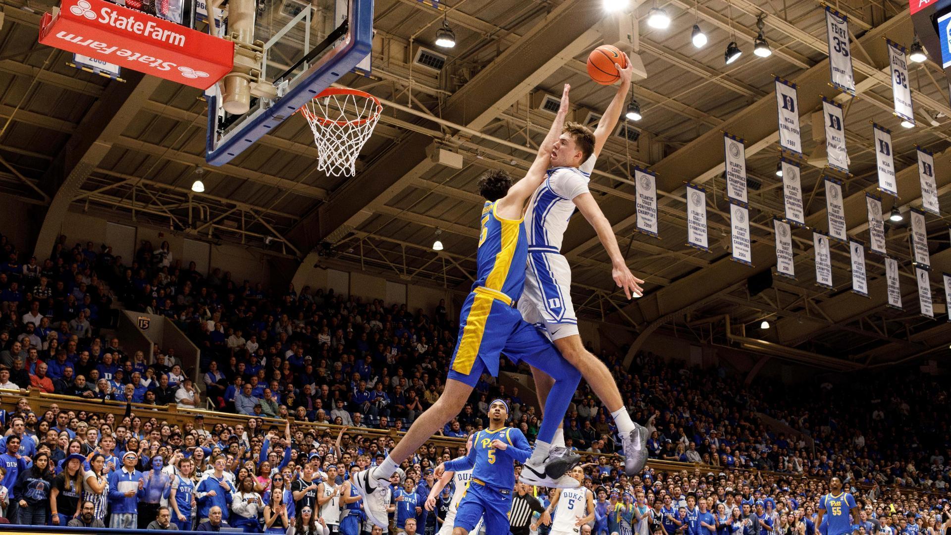 Cooper Flagg puts a Pitt defender on a poster