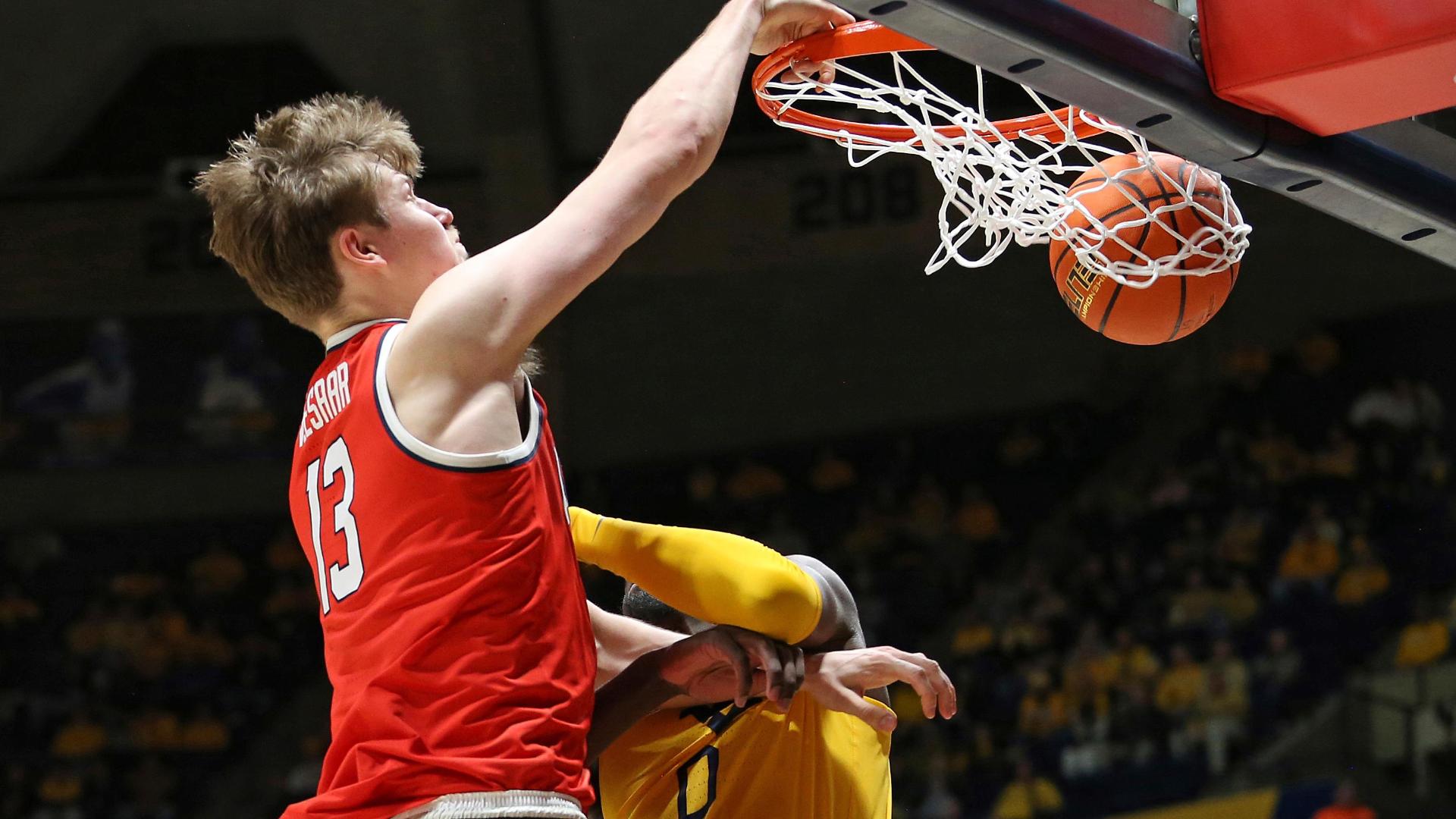 Henri Veesaar throws down a huge poster slam for Arizona