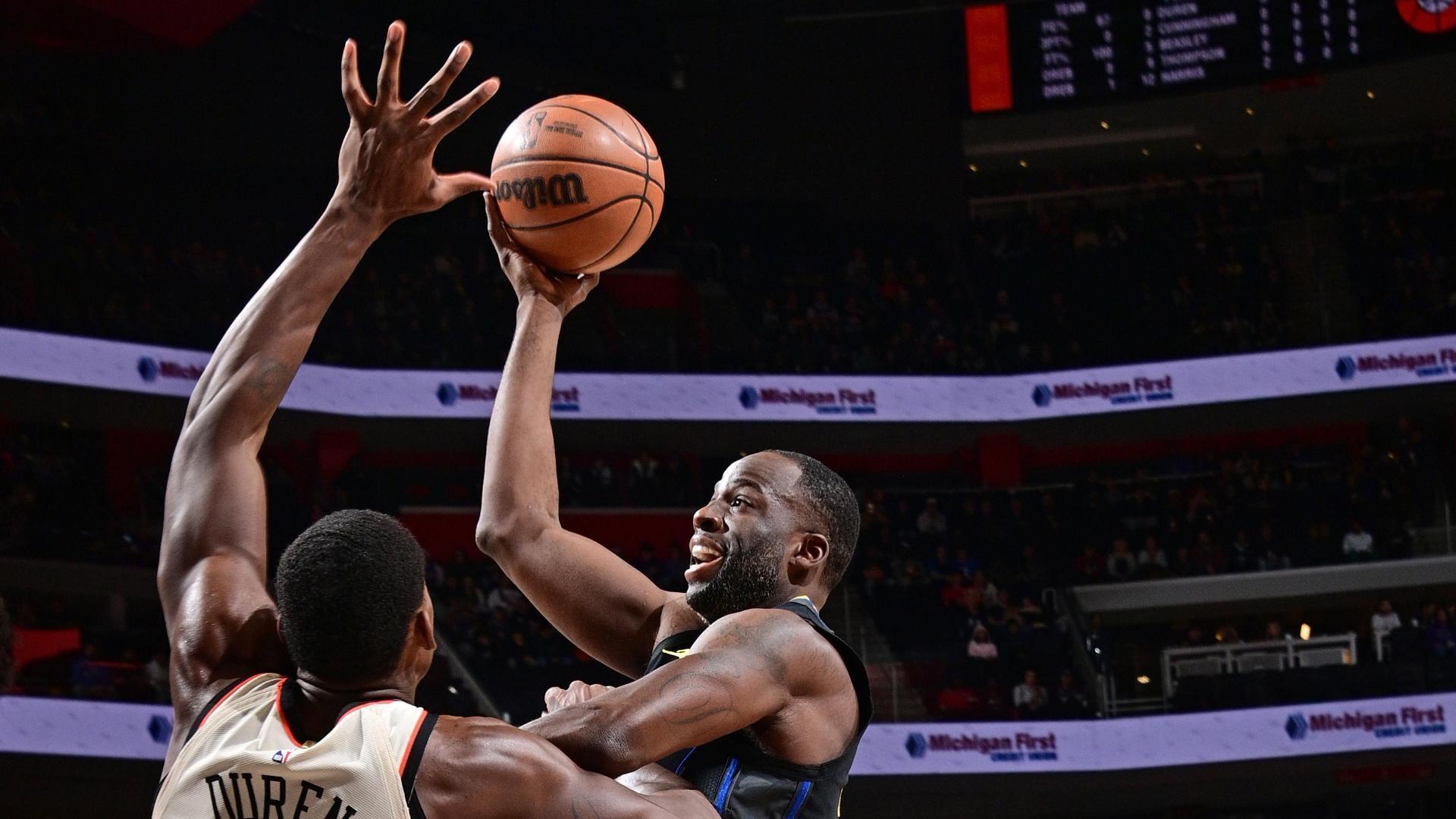 Jalen Duren rejects Draymond Green at the rim