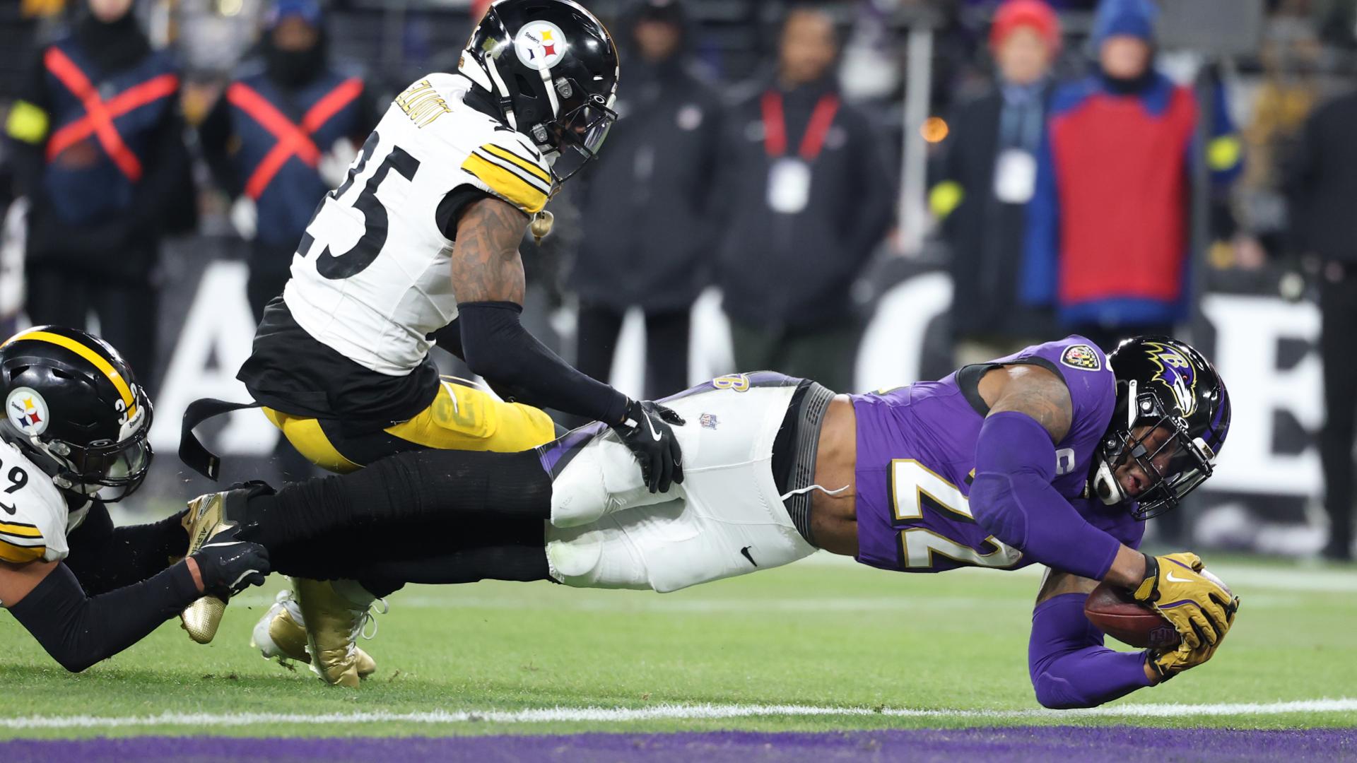 Derrick Henry plows into the end zone for a Ravens TD