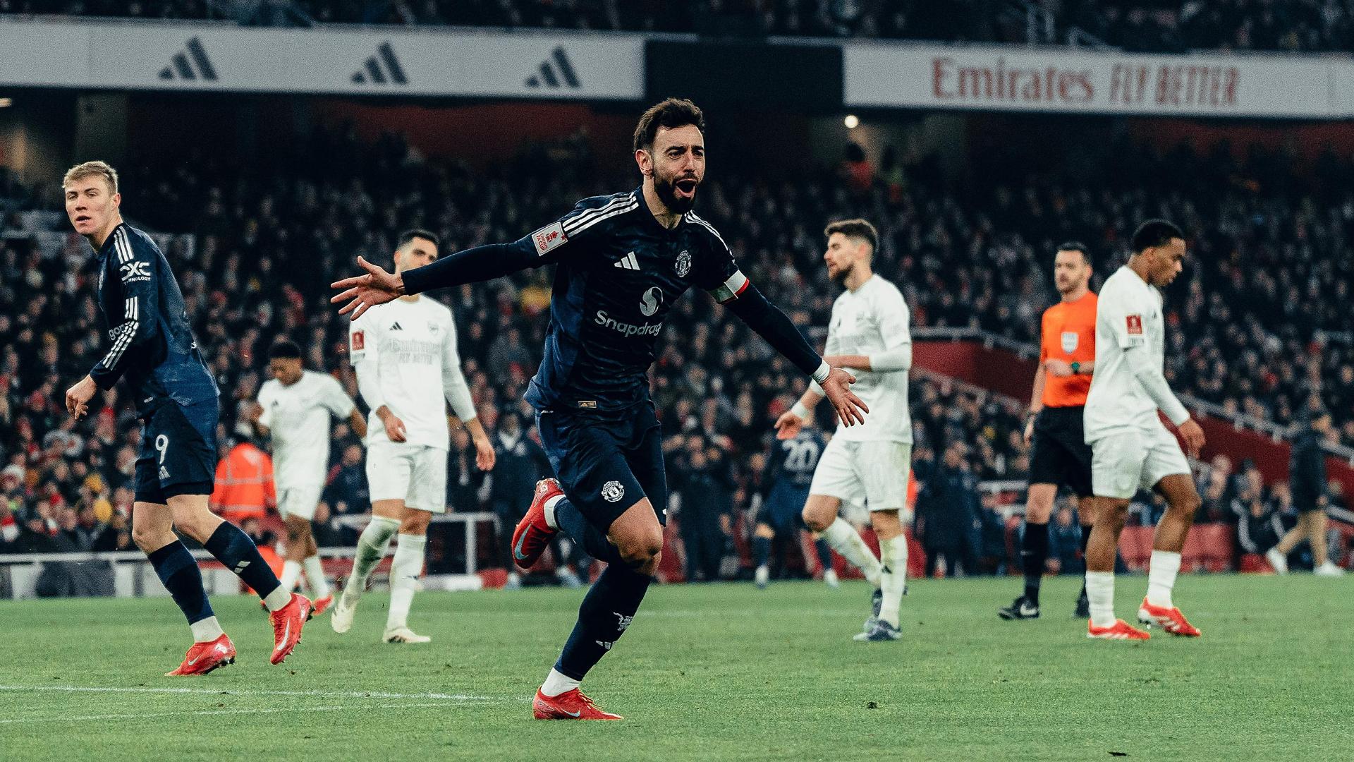 Bruno Fernandes fires Manchester United in front vs. Arsenal