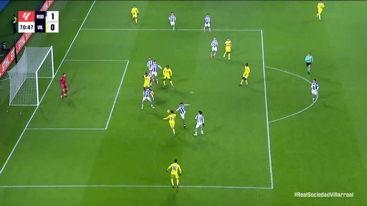 Álex Remiro makes a great save