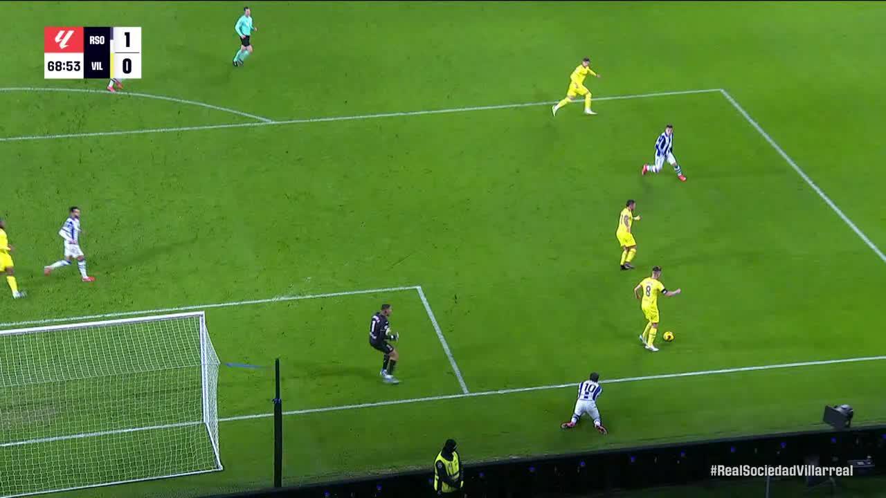 Luiz Júnior makes a great save