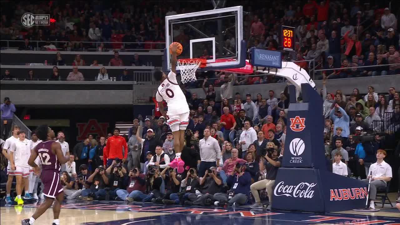 Tahaad Pettiford throws down an emphatic windmill slam