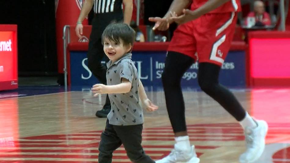 'We have a kid on the floor!' Young fan runs onto court and steals the show