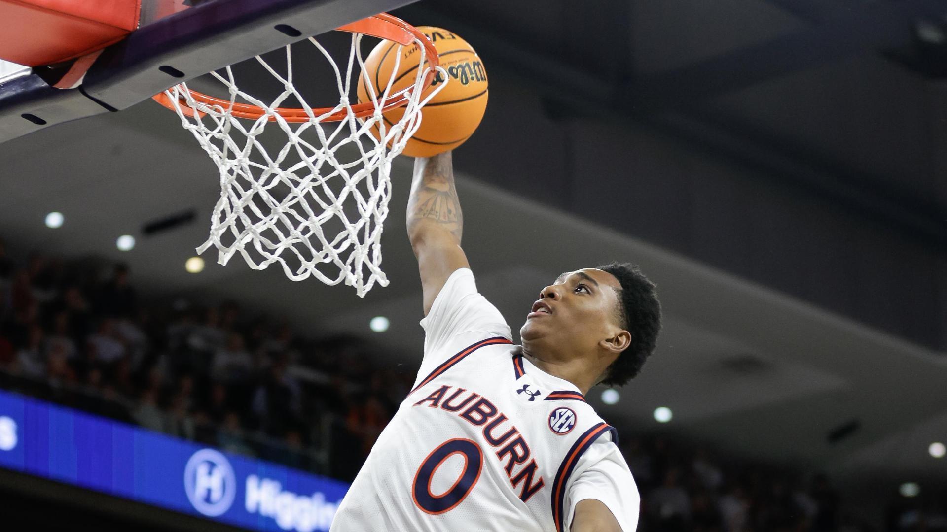 Tahaad Pettiford throws down an emphatic windmill slam