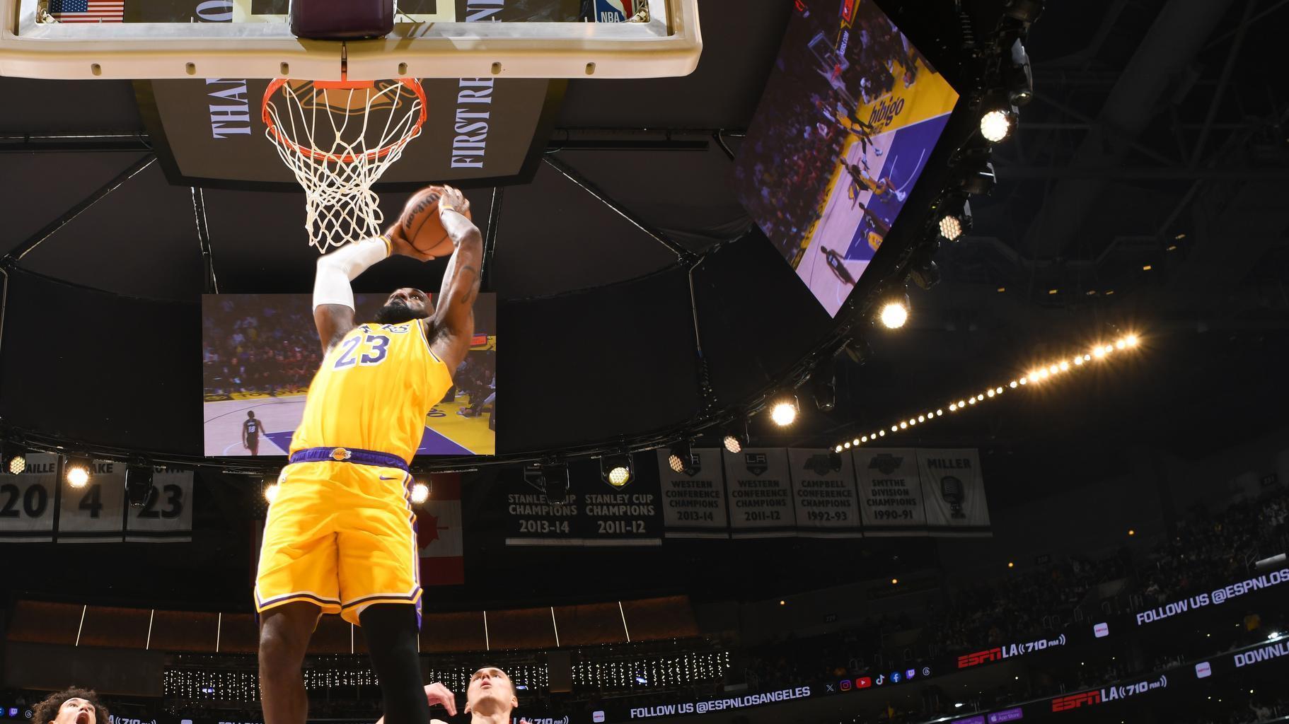 LeBron's alley-oop jam electrifies Lakers fans