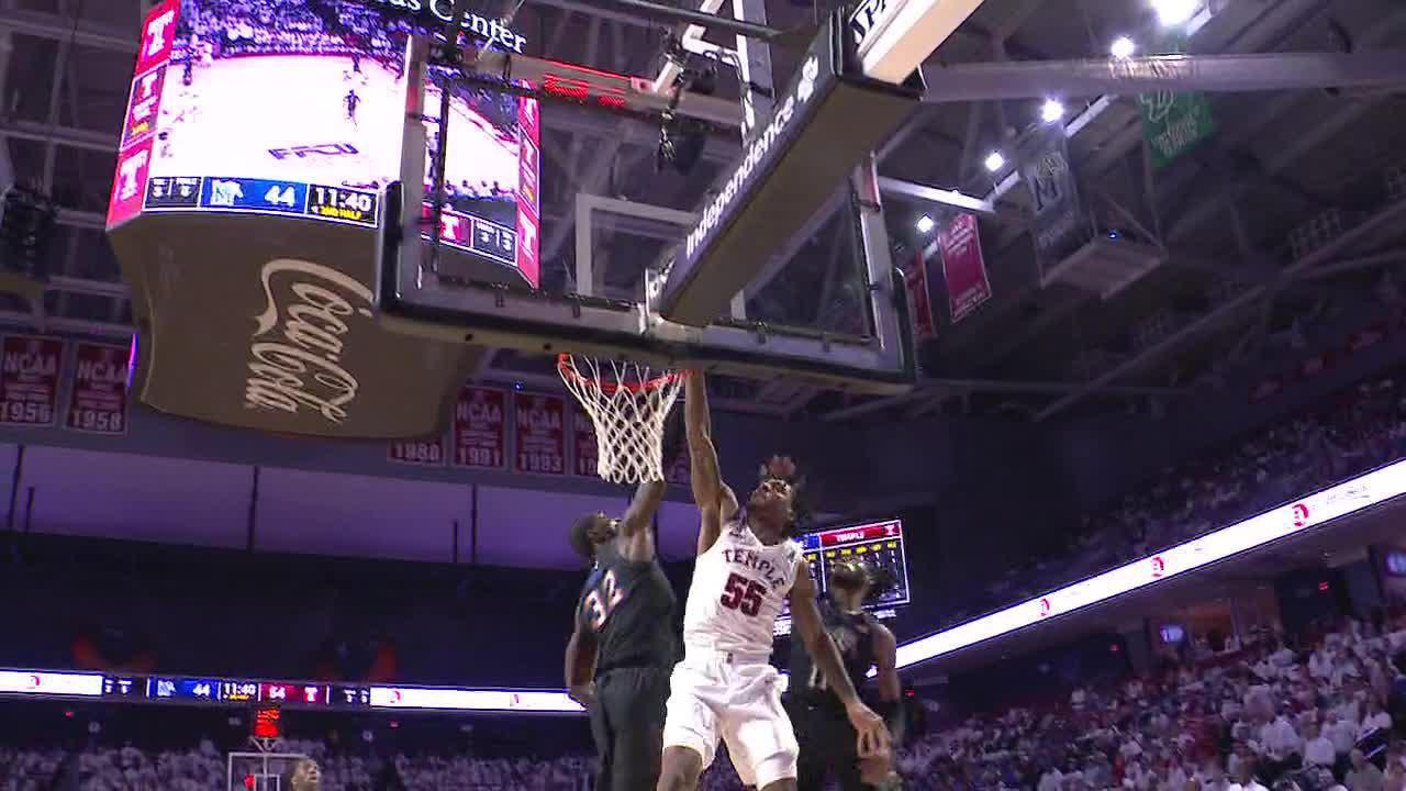 Shane Dezonie throws down loud one-handed dunk for Temple