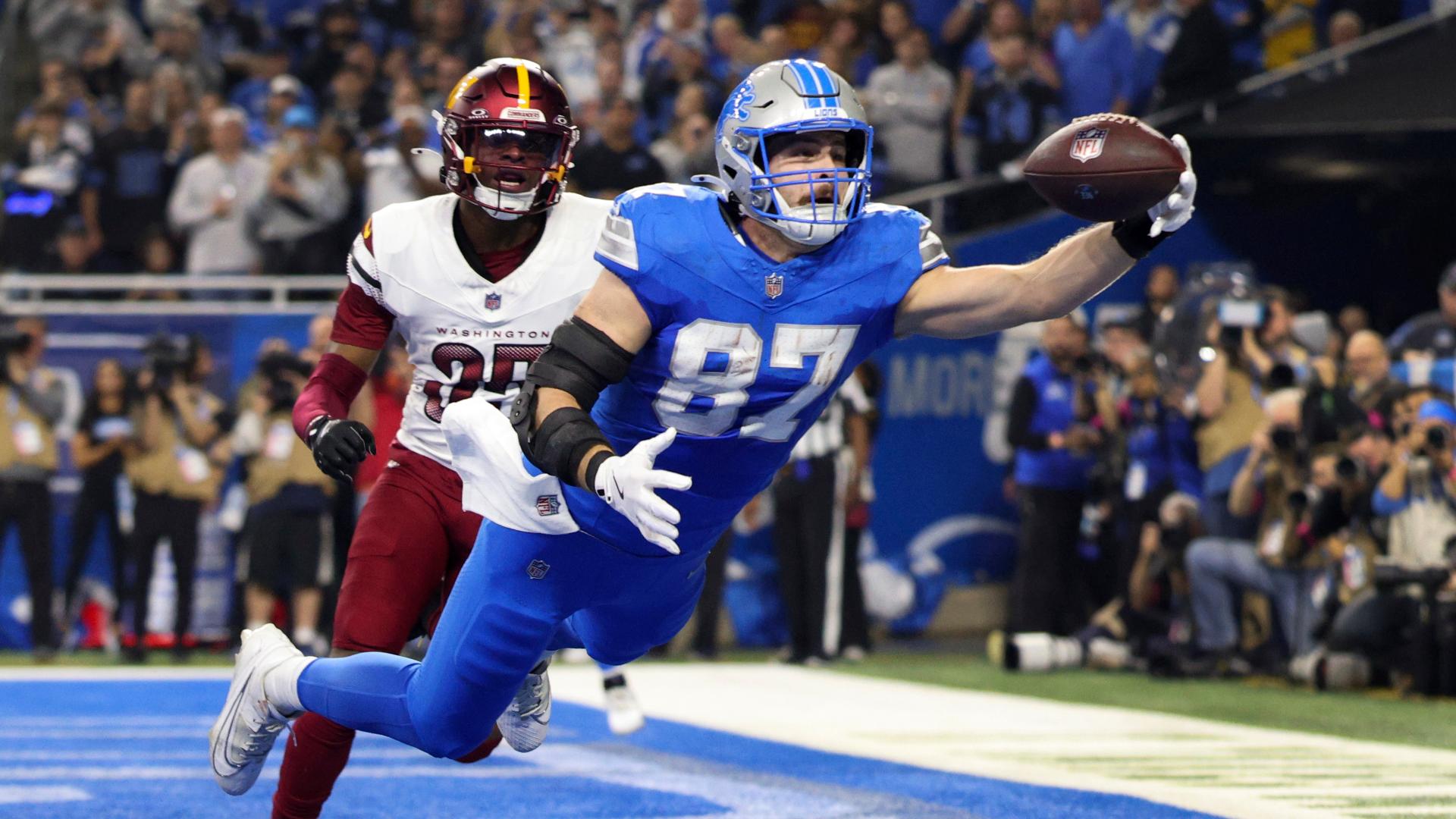 Sam LaPorta makes an incredible one-handed grab for a TD