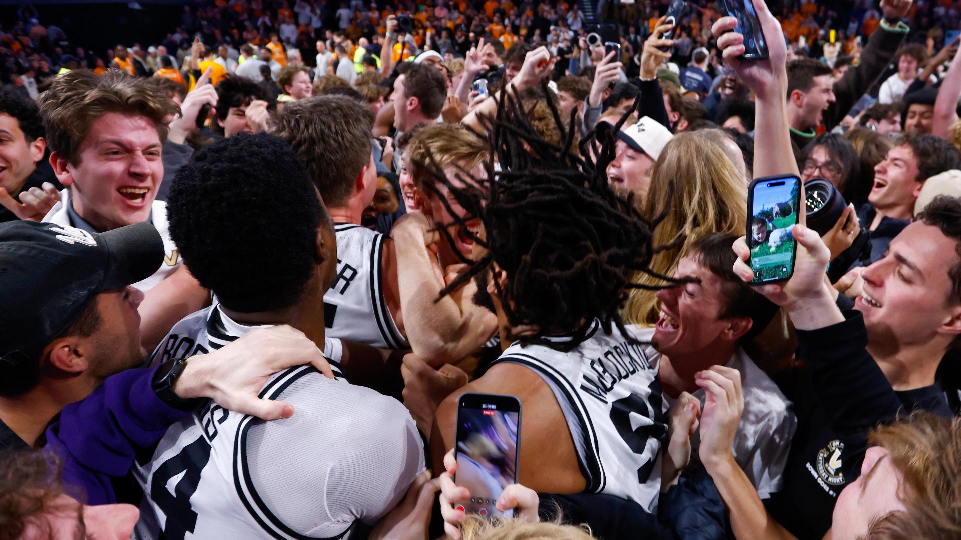 Vanderbilt storms the court after upsetting No. 6 Tennessee