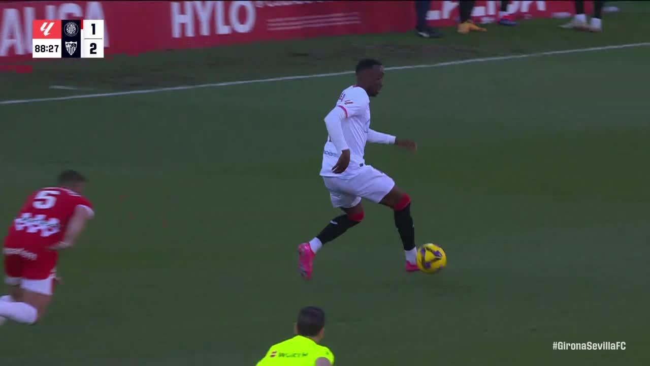 Dodi Lukébakio slots in the goal for Sevilla