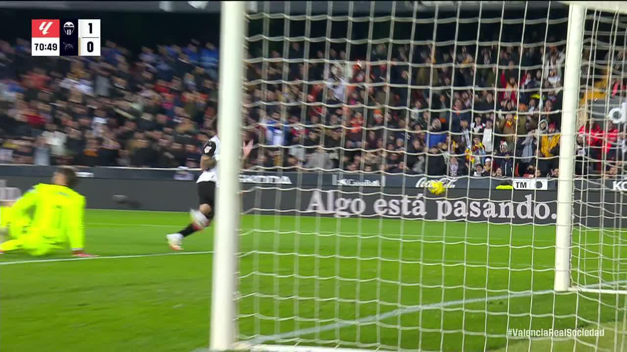 Álex Remiro makes a great save