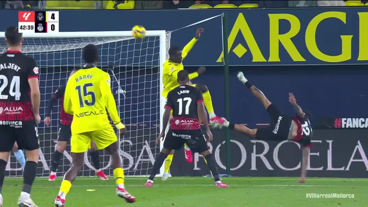 Luiz Júnior makes a great save