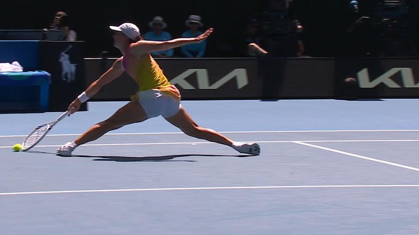 Swiatek wins controversial point in 2nd set