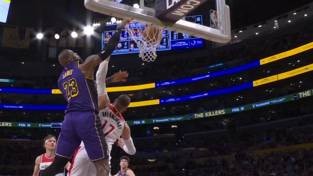 LeBron James puts Jonas Valanciunas on a poster