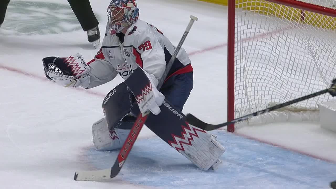 Charlie Lindgren makes unbelievable save for Capitals