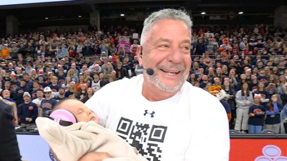Bruce Pearl brings out his granddaughter on 'GameDay' - ESPN Video