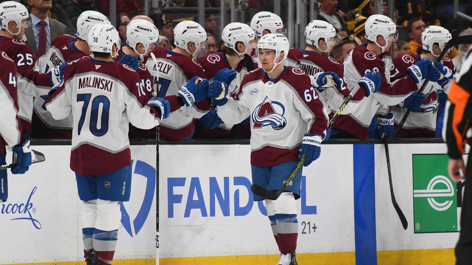 Parssinen makes sweet no-look pass to Lehkonen for an Avs goal