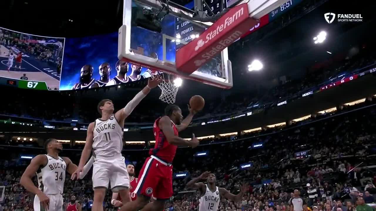 Kawhi splits Giannis and Dame before scoring impressive layup