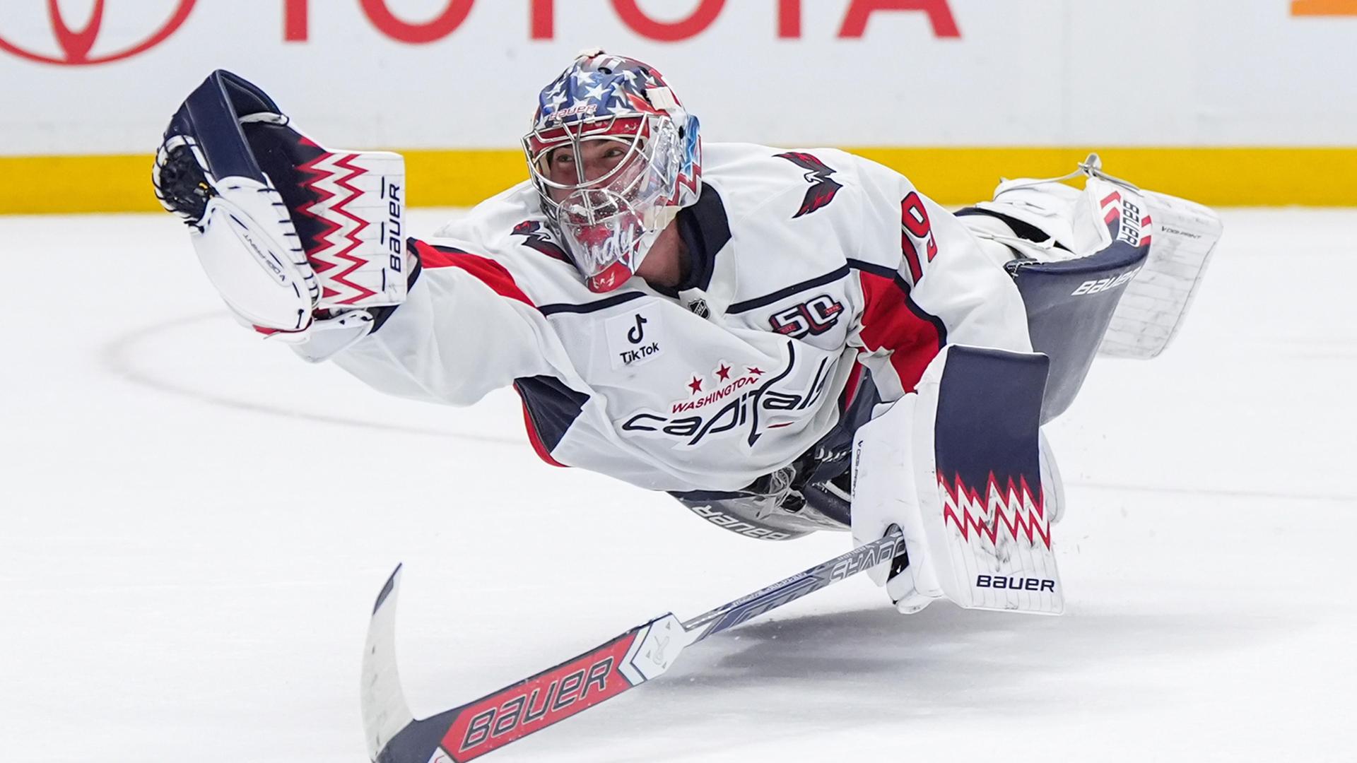 Charlie Lindgren makes an incredible diving save