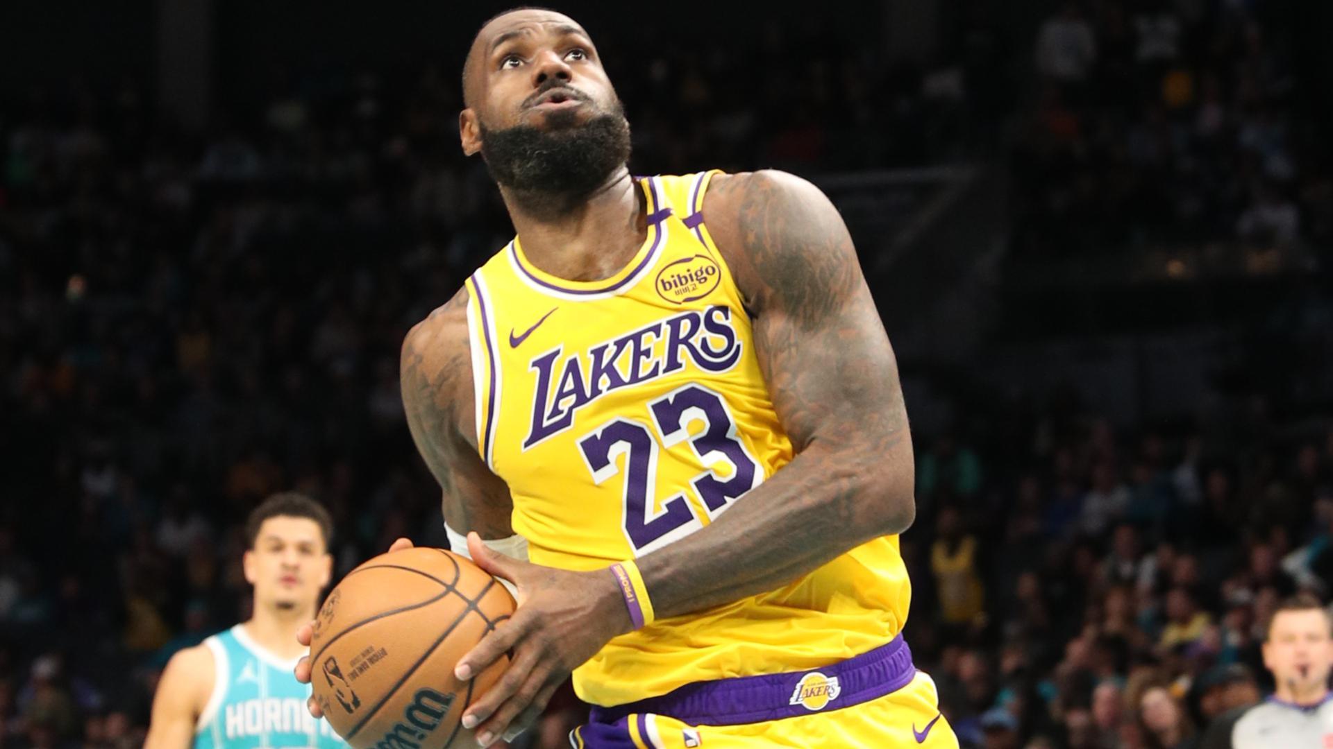 Lakers incredibly make 12 straight shots vs. Hornets