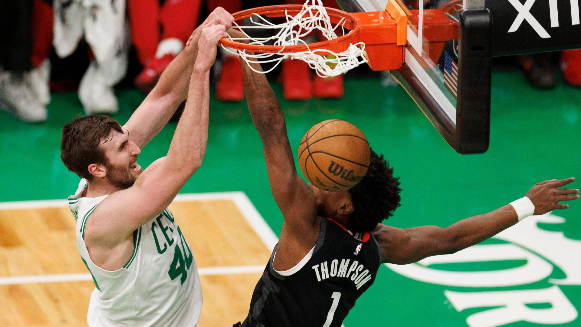 Luke Kornet posterizes Amen Thompson with huge slam