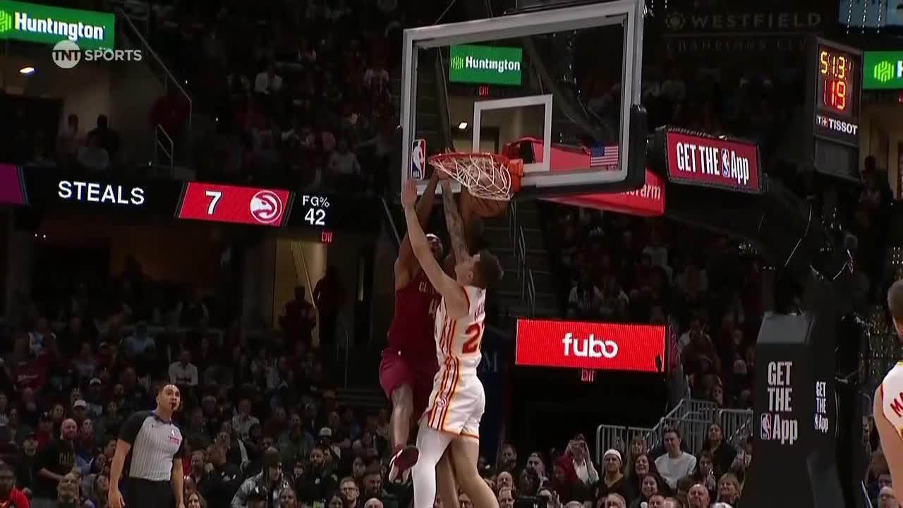 Donovan Mitchell's no-look dime sets up Evan Mobley's poster slam