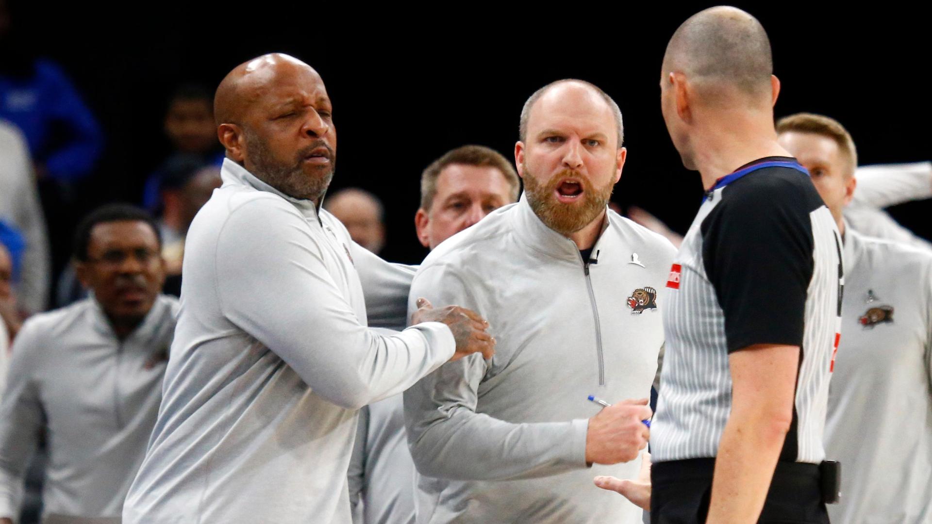 Grizzlies coach livid at refs over late clock mishap