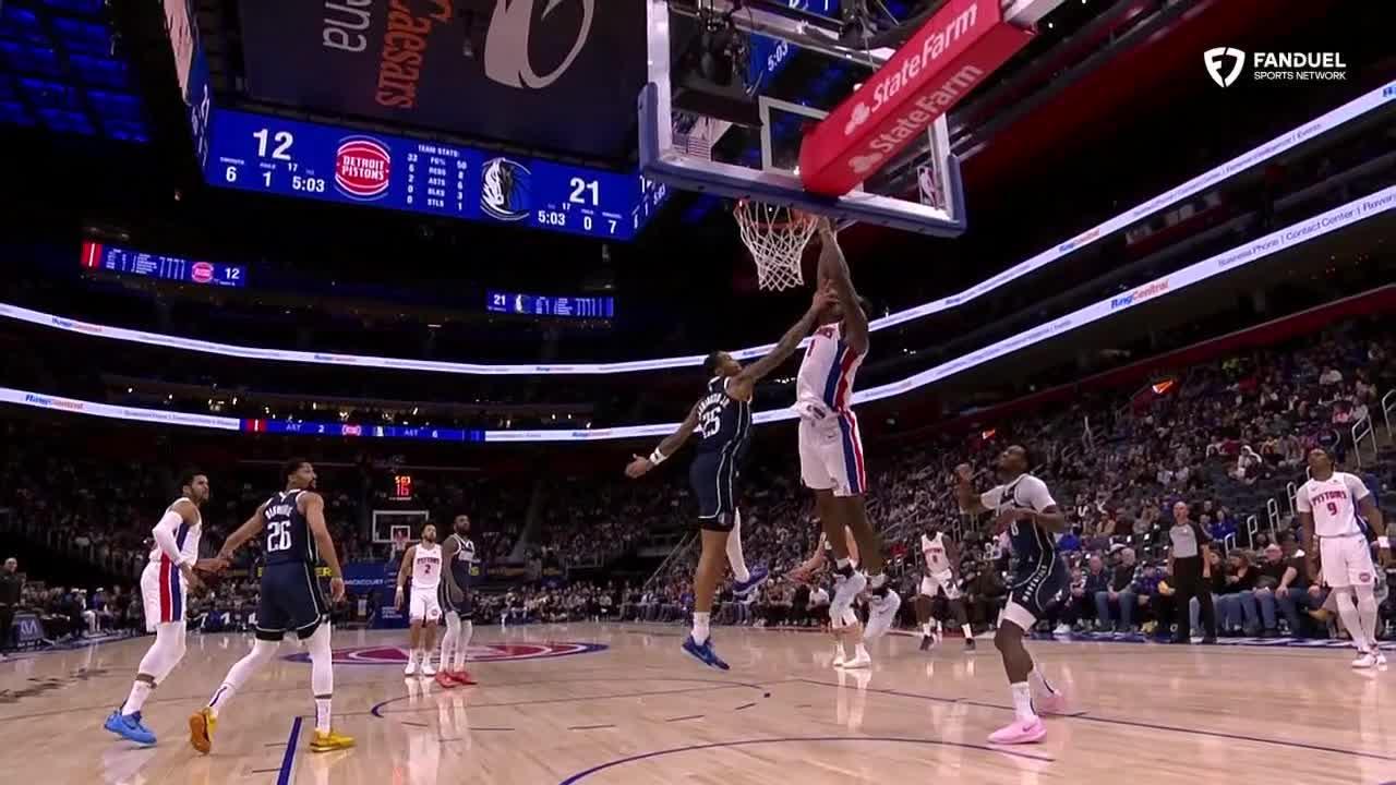 Jalen Duren finishes alley-oop with jam