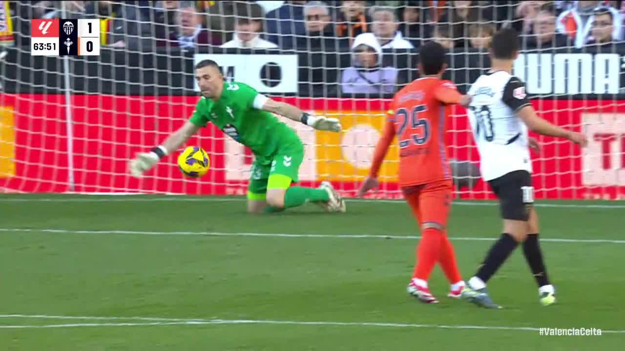 Vicente Guaita makes a great save