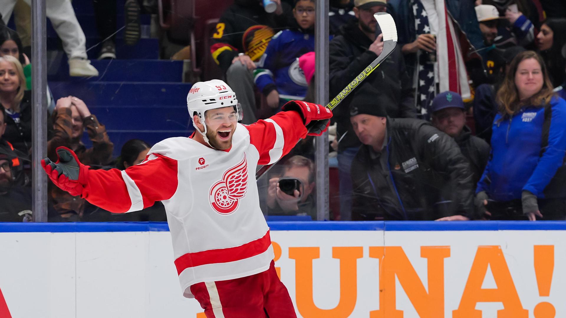 Alex DeBrincat wins it for Red Wings with goal in overtime