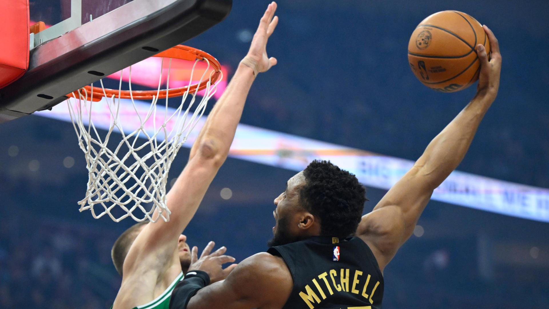 Donovan Mitchell soars for poster dunk over Kristaps Porzingis